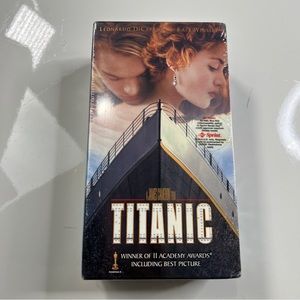 1997 PARAMOUNT -TITANIC- VHS TAPE BOX SET (SEALED)